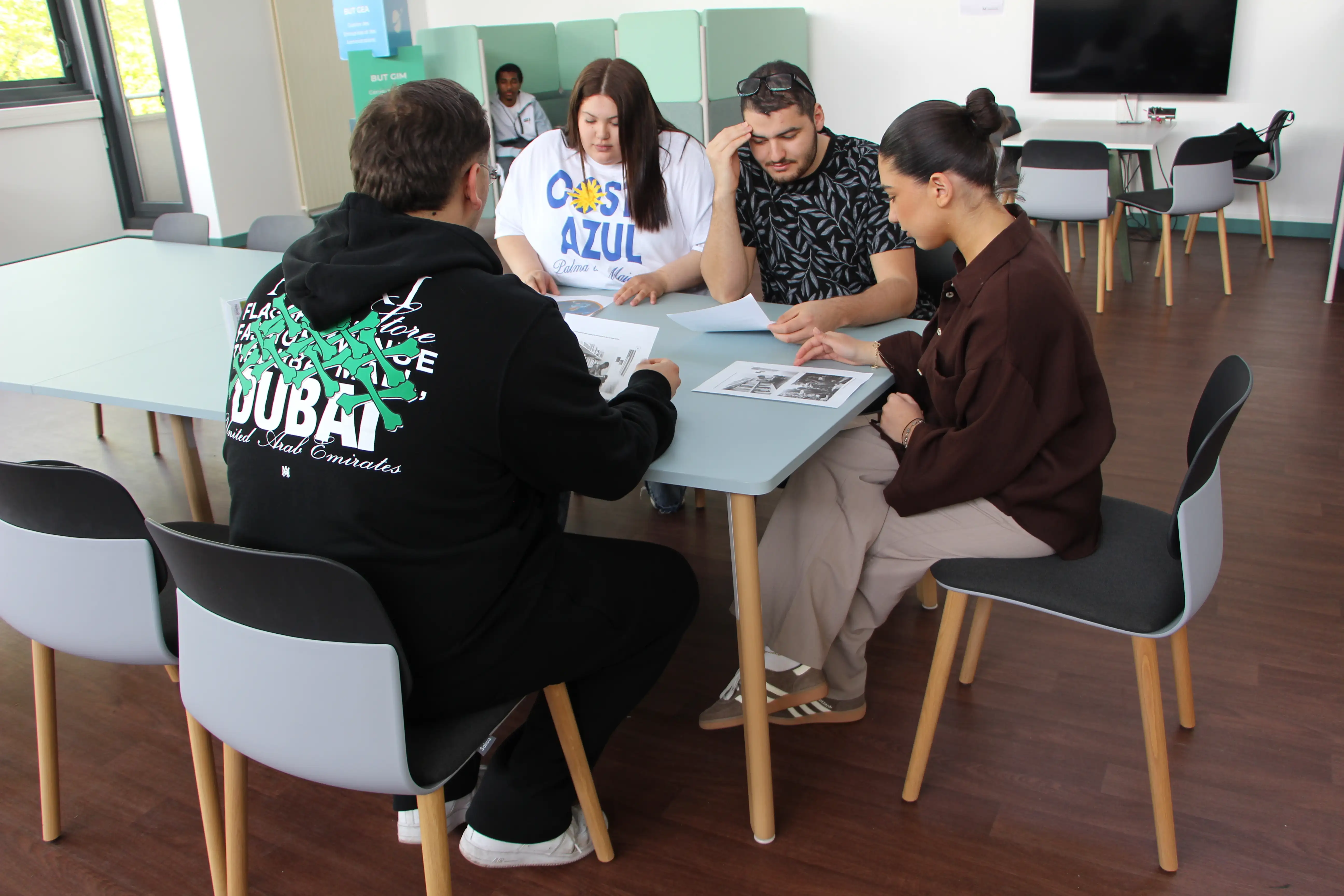 http://Students%20collaborating%20around%20a%20table%20during%20a%20group%20learning%20activity